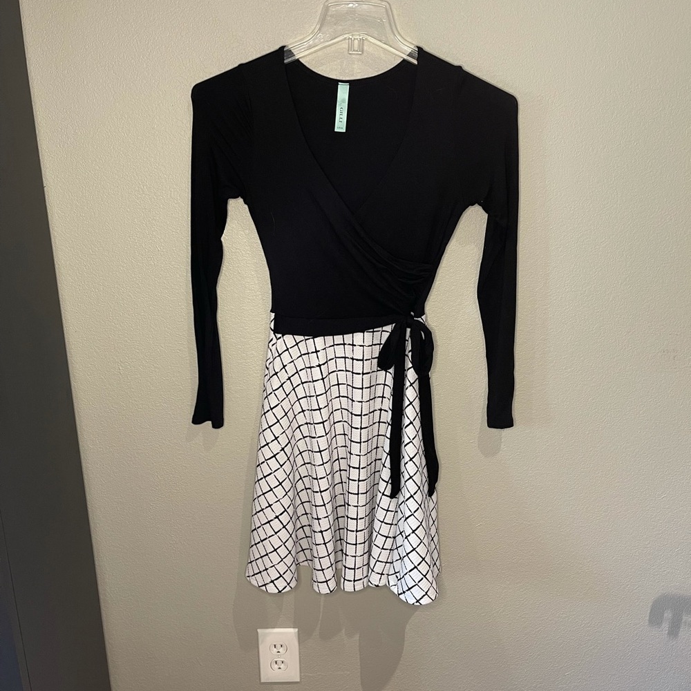 Gilli Women’s dress Black & White Size Small